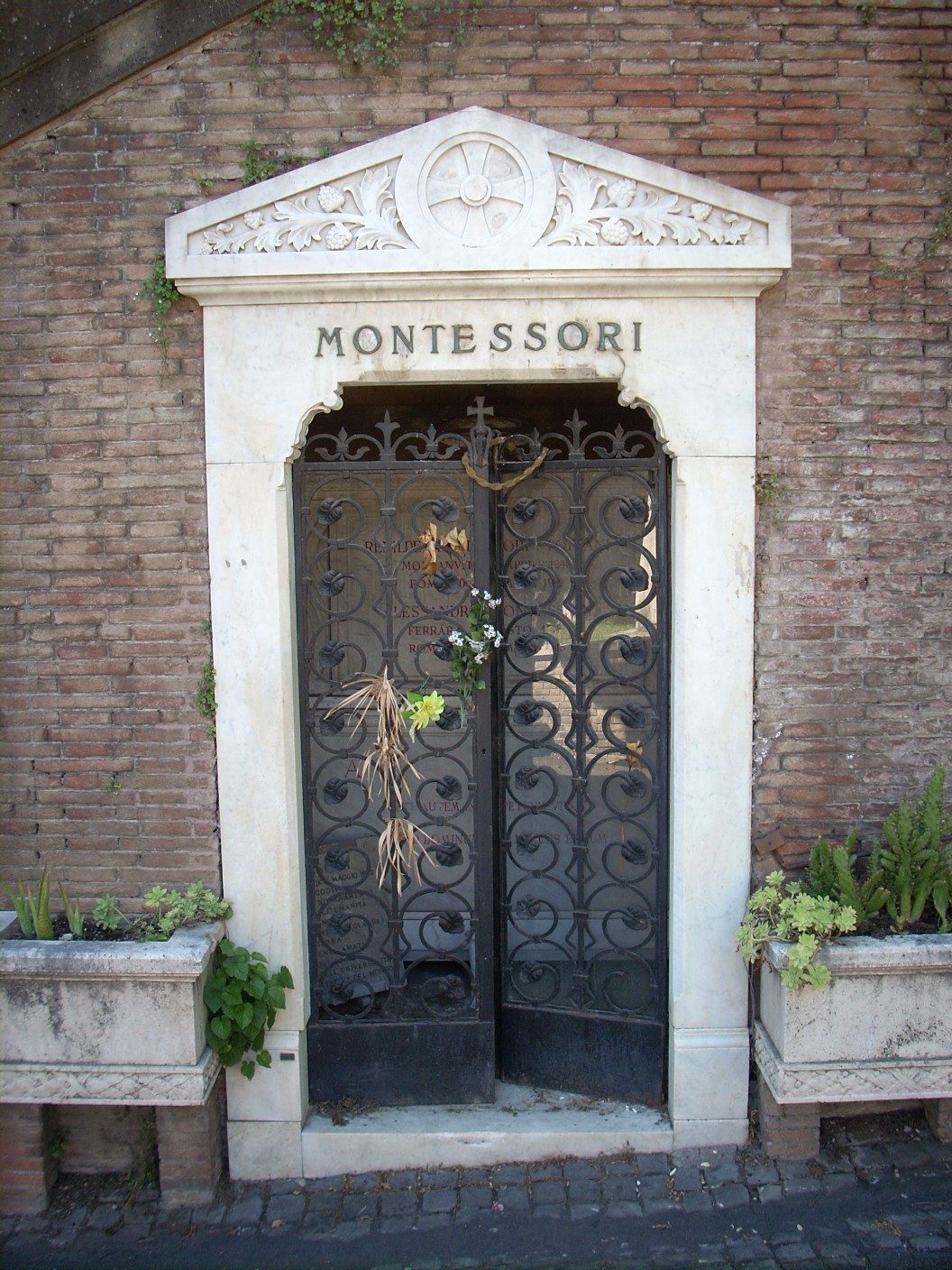 Maria%20Montessori%20funeral%20tablet%2C%20Cimitero%20del%20Verano%2C%20Rome%2C%20Italy%20-%2002.JPG